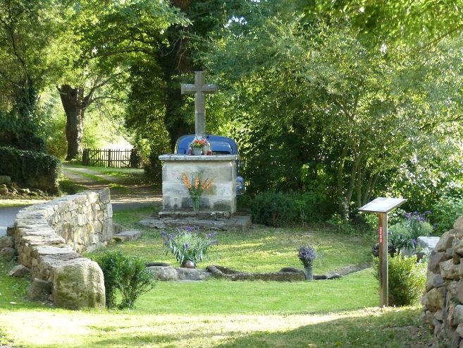 Cpa 03  Commentry Colombier La Fontaine De Saint Patrocle