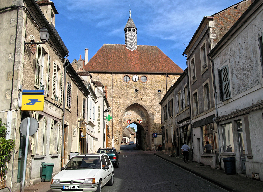 Ainay le Château - Porte de l'horloge